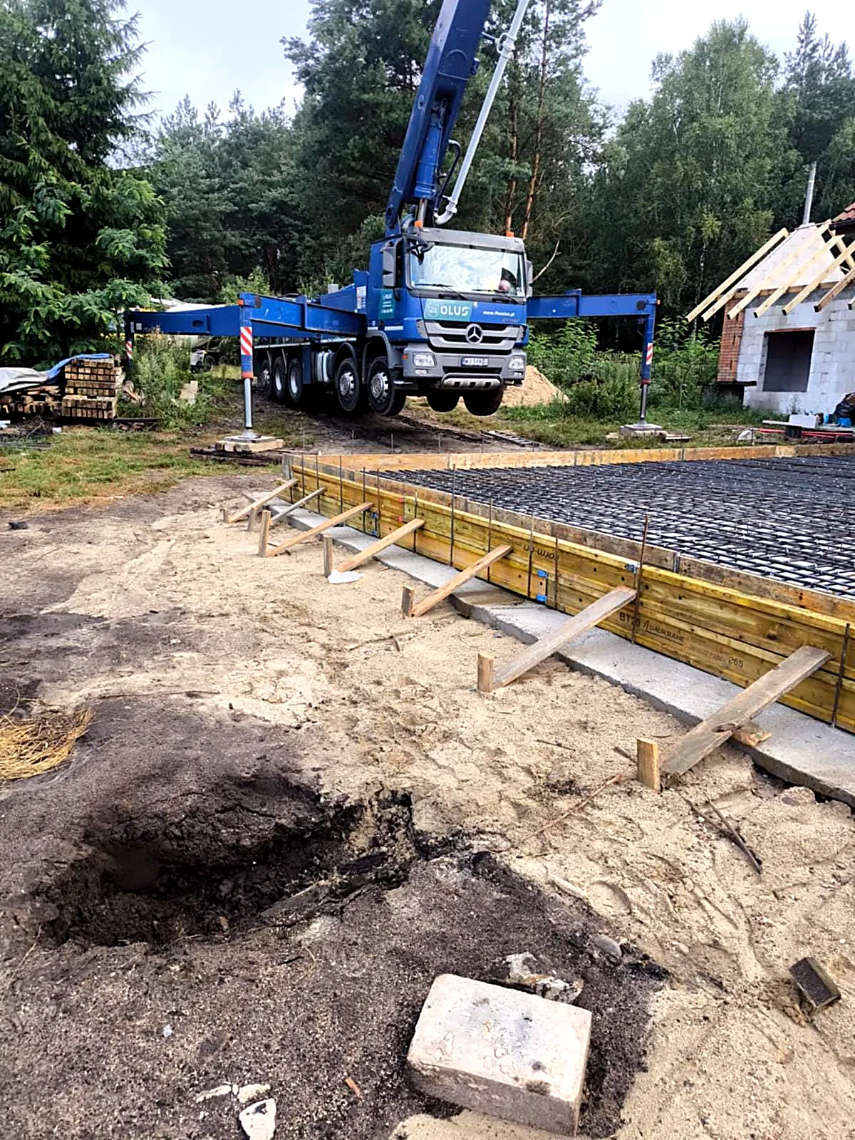 Ile betonu potrzeba na fundament? Jak obliczyć ilość (z przykładami)
