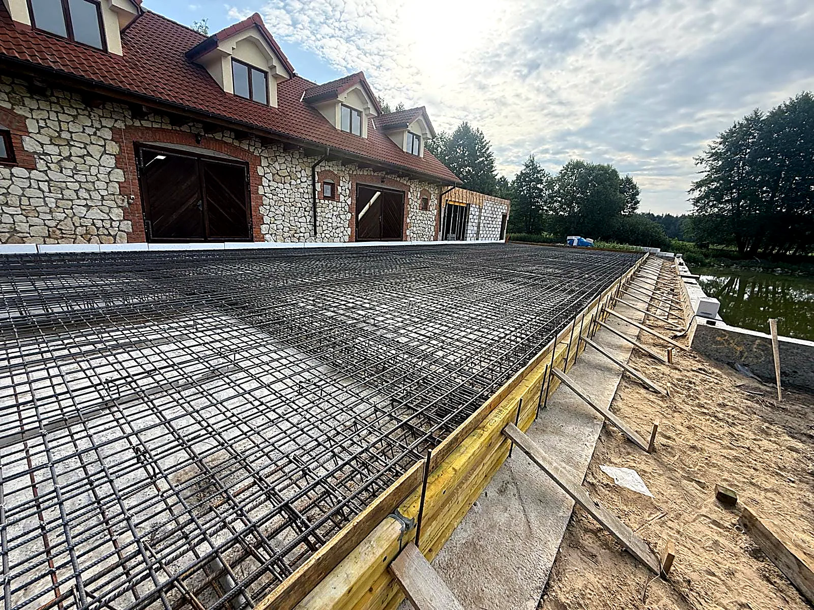 Jaki beton na fundament, wylewkę i podjazd? Klasy betonu wyjaśnione